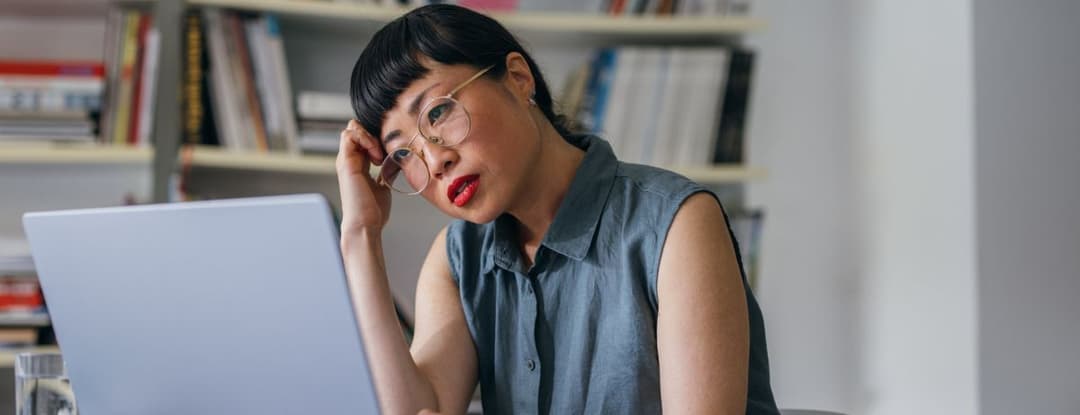 woman confused on laptop